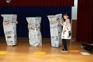 4月生まれのお誕生会　「新聞の中身はだぁれだ」　年中組