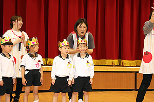 4月生まれのお誕生会　「新聞の中身はだぁれだ」　年中組