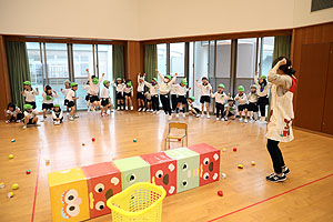 4月生まれのお誕生会　「春の大運動」　年長組　NO.2