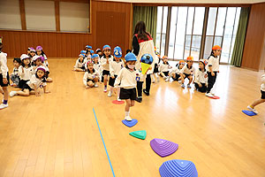 4月生まれのお誕生会　「春の大運動」　年長組　NO.2