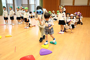 4月生まれのお誕生会　「春の大運動」　年長組　NO.2