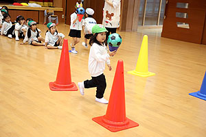 4月生まれのお誕生会　「春の大運動」　年長組　NO.2