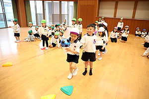 4月生まれのお誕生会　「春の大運動」　年長組　NO.2