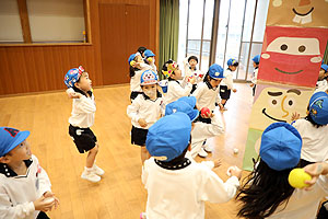 4月生まれのお誕生会　「春の大運動」　年長組　NO.2
