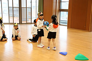 4月生まれのお誕生会　「春の大運動」　年長組　NO.2