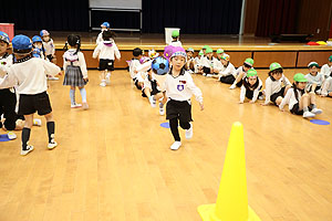 4月生まれのお誕生会　「春の大運動」　年長組　NO.2