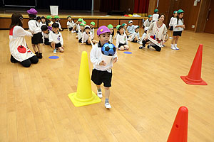 4月生まれのお誕生会　「春の大運動」　年長組　NO.2