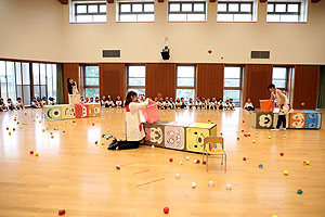 4月生まれのお誕生会　「春の大運動」　年長組　NO.2