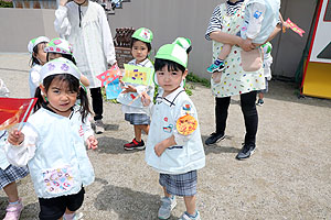 こいのぼりと記念撮影　　きりん・ことり