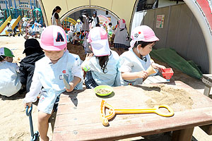 園庭遊びの様子　ぱんだ・こあら・うさぎ・ことり