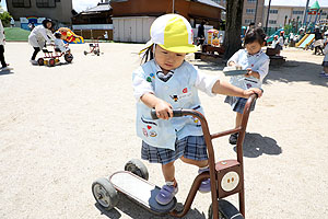 園庭遊びの様子　ぱんだ・こあら・うさぎ・ことり