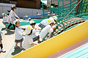 園庭遊びの様子　ぱんだ・こあら・うさぎ・ことり