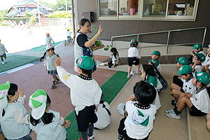 エンゼル畑に野菜の苗を植えました　年長組