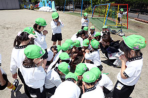 エンゼル畑に野菜の苗を植えました　年長組