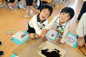 カブトムシの幼虫の観察をしました　B