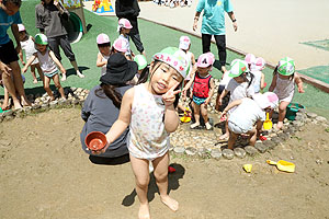 泥んこ遊び　うさぎ・ことり