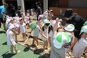 泥んこ遊び　うさぎ・ことり