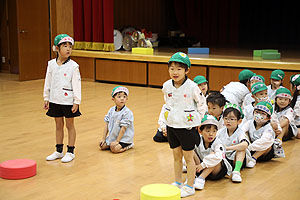 ホールで運動遊び「ボール取り競走」　A