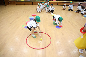 ホールで運動遊び「ボール取り競走」　A