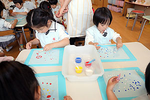 スポイトで色水遊び　ひまわり