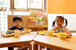 お給食の様子です　ひよこ・あひる