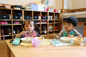 お給食の様子です　ひよこ・あひる