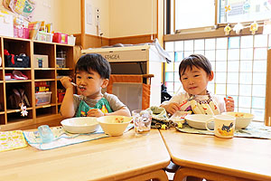 お給食の様子です　ひよこ・あひる