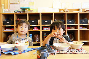 お給食の様子です　ひよこ・あひる