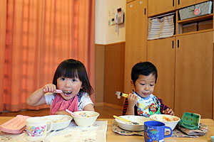 お給食の様子です　ひよこ・あひる