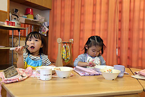 お給食の様子です　ひよこ・あひる