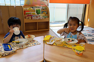 お給食の様子です　ひよこ・あひる