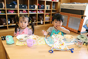 お給食の様子です　ひよこ・あひる