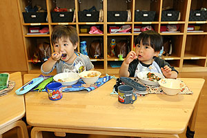 お給食の様子です　ひよこ・あひる