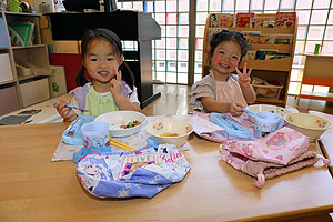 お給食の様子です　ひよこ・あひる