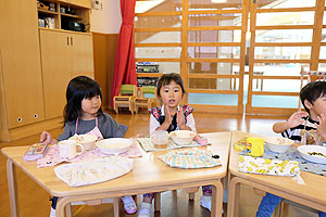 お給食の様子です　ひよこ・あひる