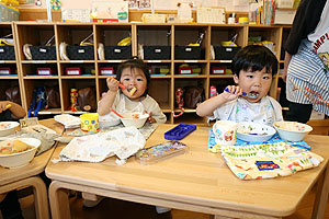 お給食の様子です　ひよこ・あひる