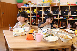 お給食の様子です　ひよこ・あひる