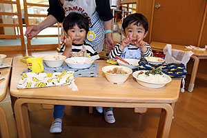 お給食の様子です　ひよこ・あひる