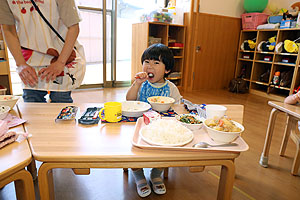 お給食の様子です　ひよこ・あひる