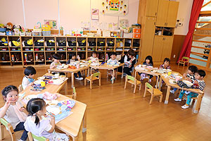 お給食の様子です　ひよこ・あひる