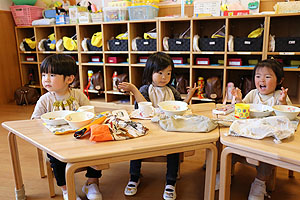 お給食の様子です　ひよこ・あひる