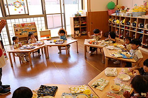 お給食の様子です　ひよこ・あひる