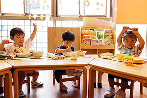 お給食の様子です　ひよこ・あひる