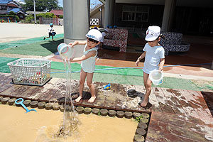 思いっきり水遊び　たんぽぽ・すみれ