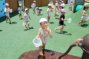 思いっきり水遊び　たんぽぽ・すみれ