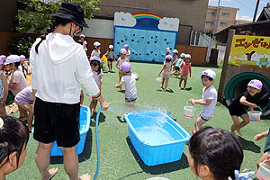 思いっきり水遊び　たんぽぽ・すみれ