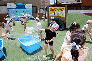 思いっきり水遊び　たんぽぽ・すみれ