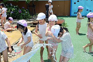 思いっきり水遊び　たんぽぽ・すみれ