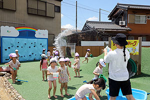 思いっきり水遊び　たんぽぽ・すみれ