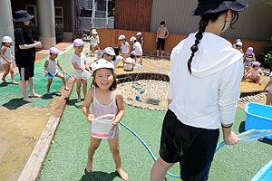 思いっきり水遊び　たんぽぽ・すみれ